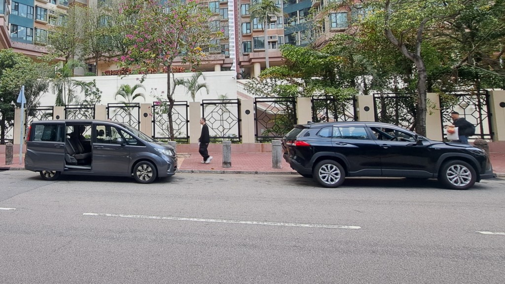 元朗朗天路三車相撞釀3傷 其中兩部為警方車輛。