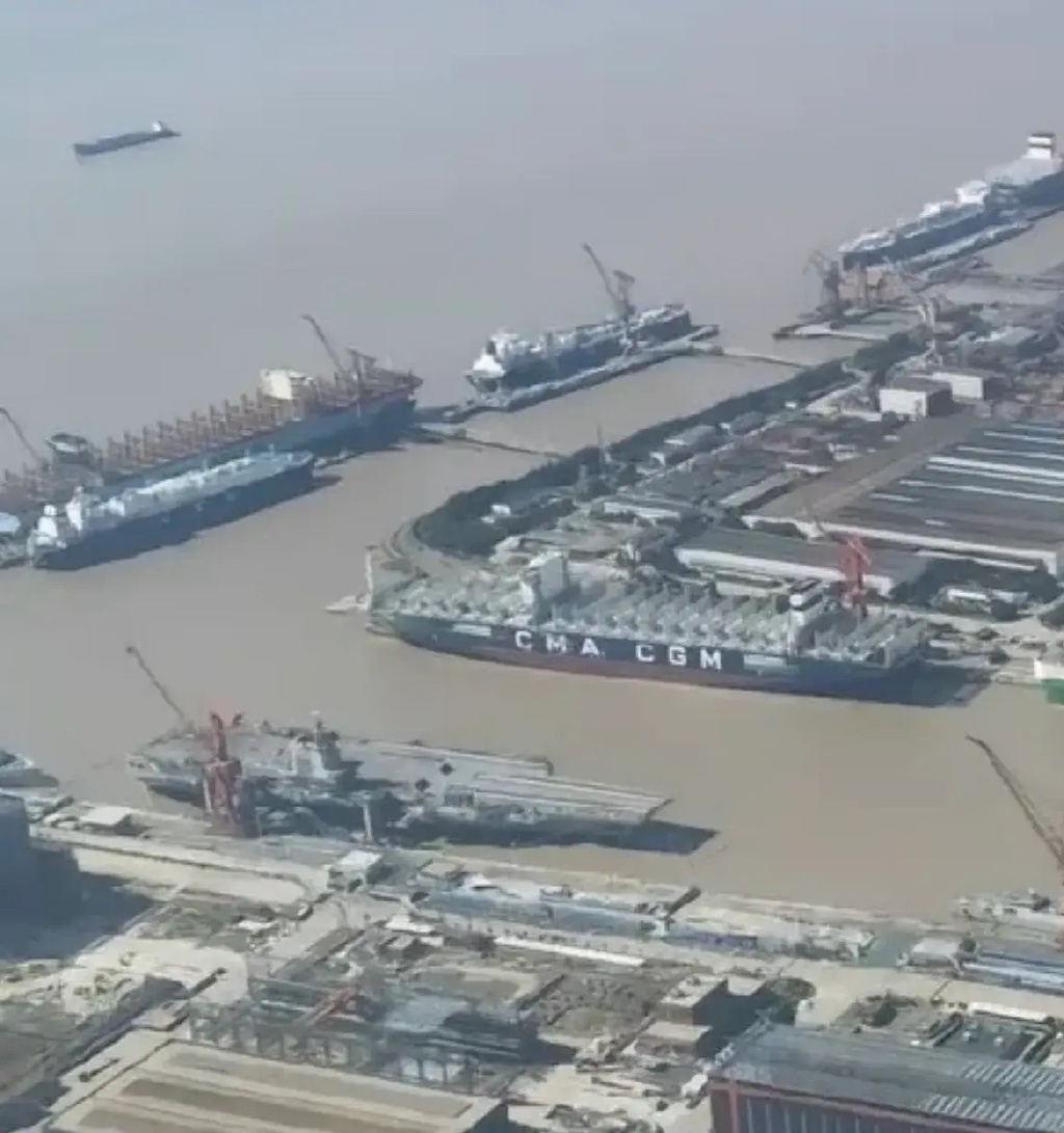 最新图片显示，「福建舰」没有再紧靠码头。