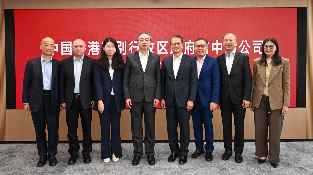 陳茂波在北京期間，與中國國際金融股份有限公司董事長陳亮（左四）會面。陳茂波網誌