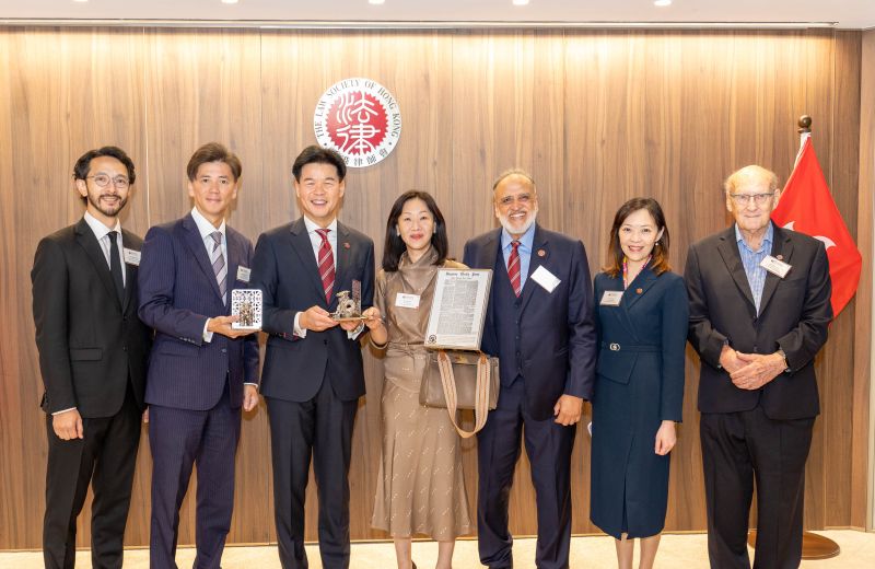 香港律師會會長湯文龍（左三）、香港大律師公會副主席許紹鼎資深大律師（左二）、香港大律師公會副主席薛日華資深大律師（中）、香港大律師公會名譽秘書及財政王永愷大律師（左一）。香港律師會圖片