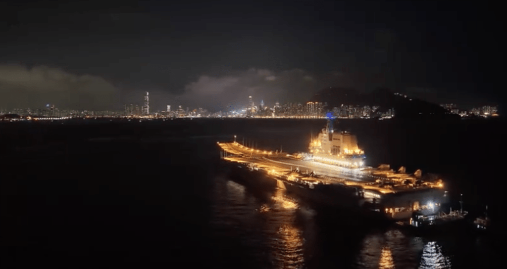 山東艦的甲板燈火通明璀璨,水中倒影搖曳生姿,與岸上萬家燈火相映成趣,構成了一幅和諧唯美畫面。 山東艦的甲板燈火通明璀璨,水中倒影搖曳生姿,與岸上萬家燈火相映成趣,構成了一幅和諧唯美畫面。