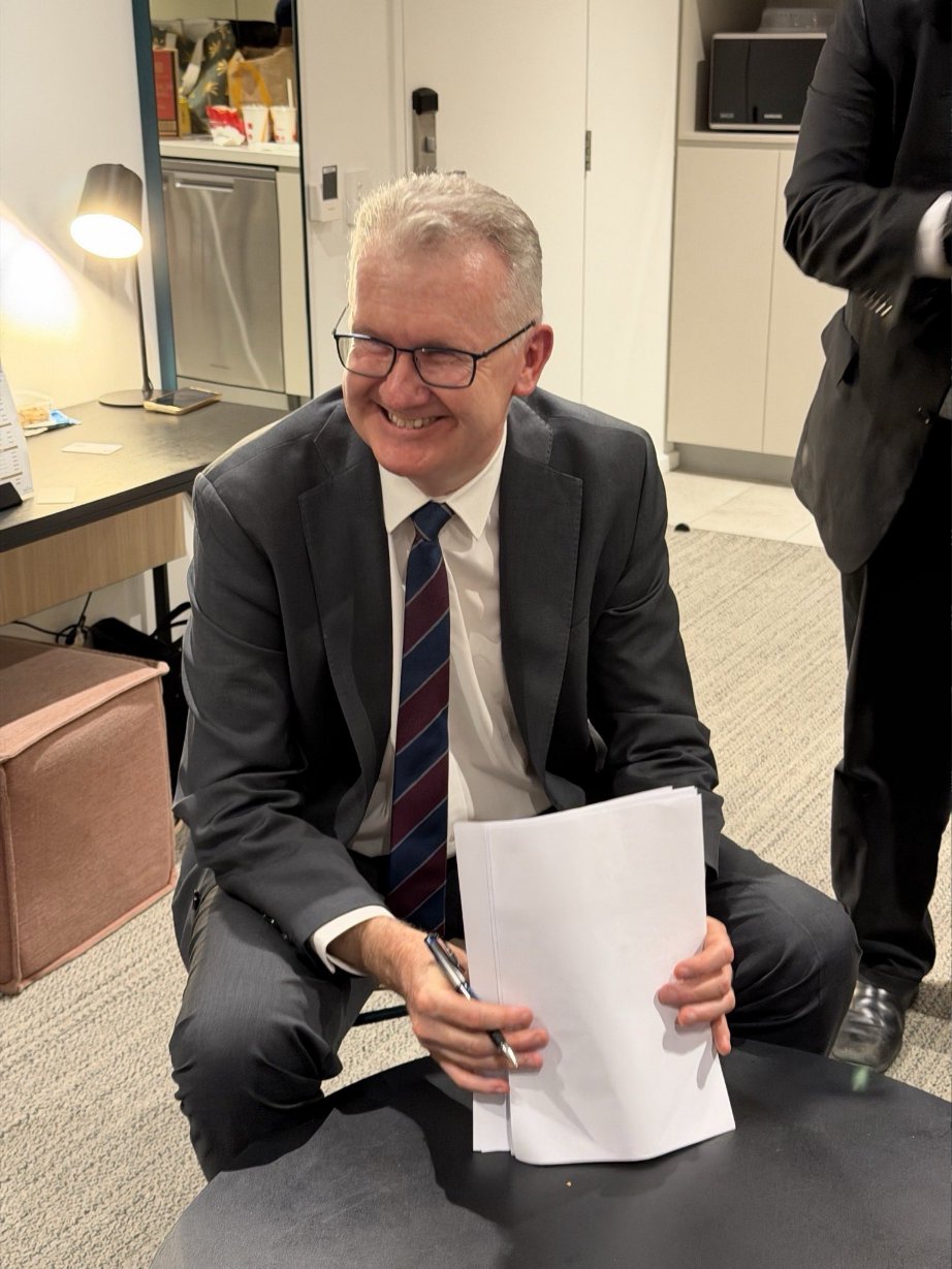 澳洲向5名伊朗女足隊員發人道簽證。（X@whyyoutouzhele）