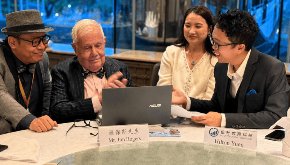 倍升教育科技董事会主席袁晓桐与罗杰斯会面交流探讨。