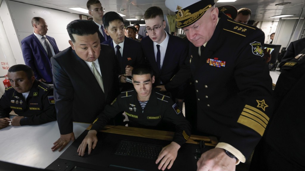 2023年9月北韩领导人金正恩访问远东，叶夫梅诺夫向其介绍萨波什尼科夫元帅号巡防舰。 美联社