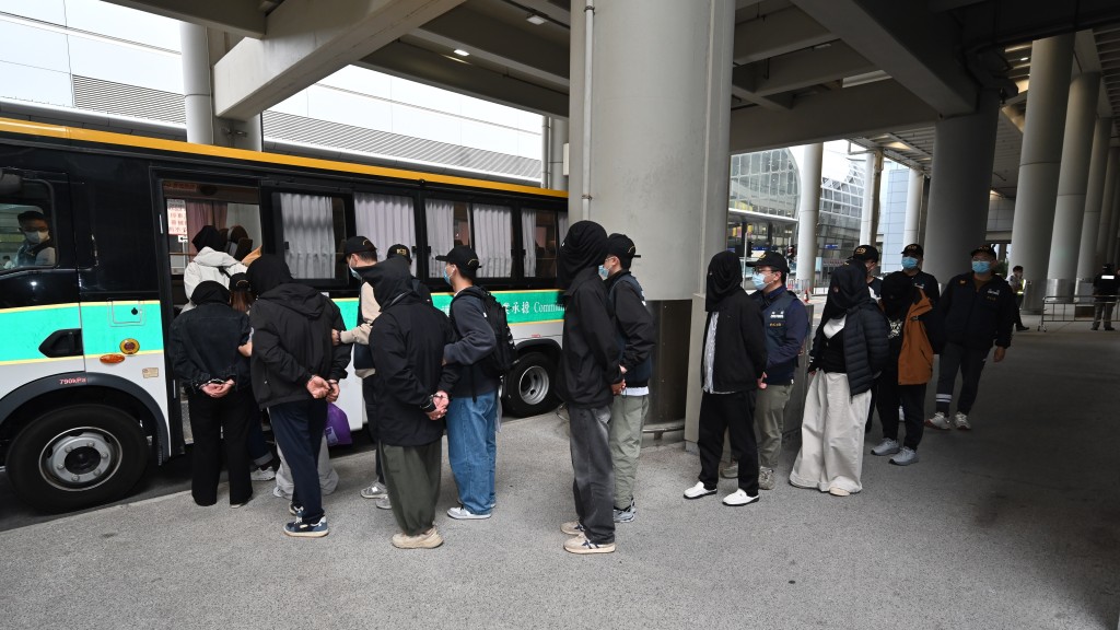 海關連續一周打擊「飛機豬」檢$250萬私煙 10旅客被捕罪成囚3至6個月。海關圖片