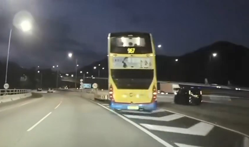 一輛967線城巴連切兩線包括石壆前的影子線，更幾乎撞上石壆。網上片段截圖