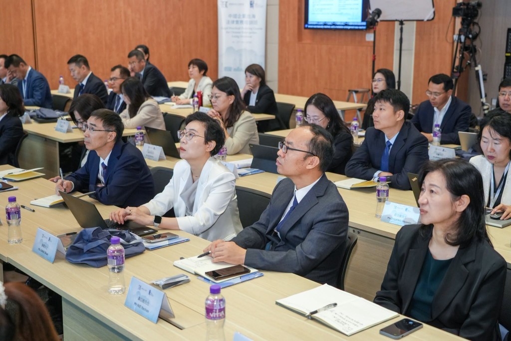 律政司會持續優化支援內地企業「走出去」的現有工作。 律政司會持續優化支援內地企業「走出去」的現有工作。