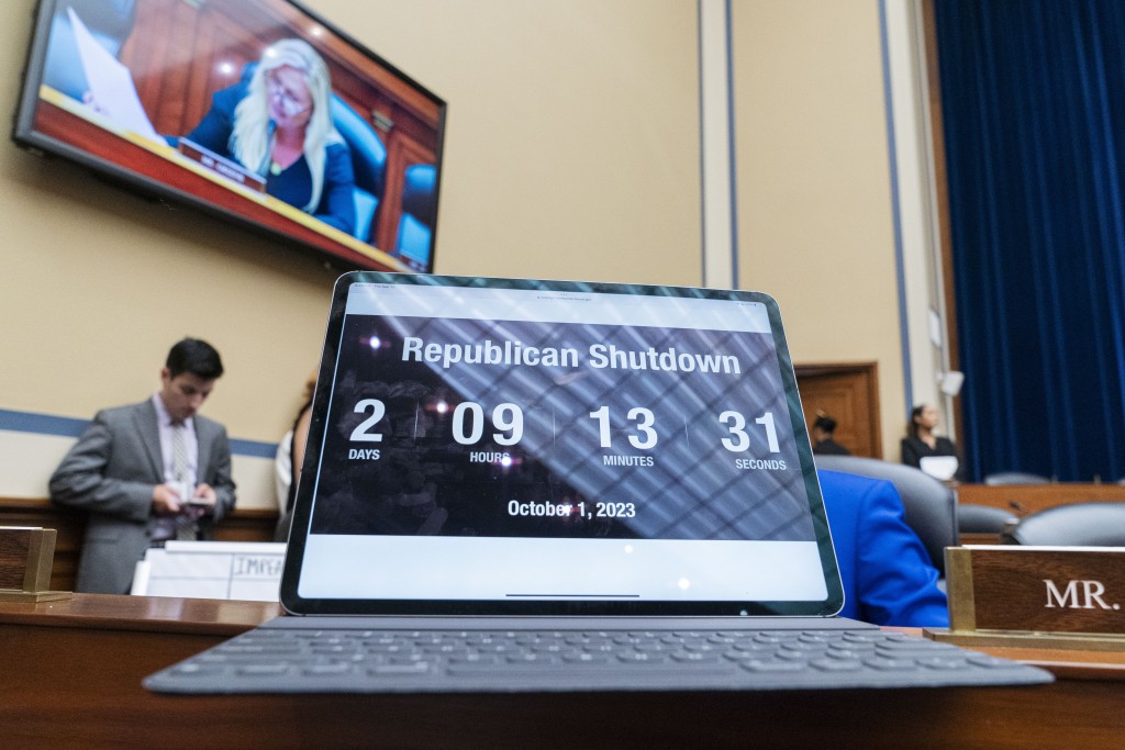 民主黨人在聽證會現場擺放計時器，上面顯示距離「政府停擺」的時間。 美聯社