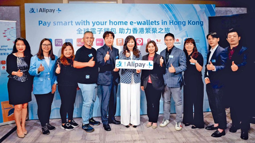 香港旅發局副總幹事葉貞德(右五)、Shilla Travel Retail(HK)董事總經理Kang San Ho(左五)與AlipayHK CEO兼螞蟻國際大中華區總經理李詠詩(中)及國際主要支付軟件負責人，慶祝Alipay+攜多國電子錢包來港服務遊客。