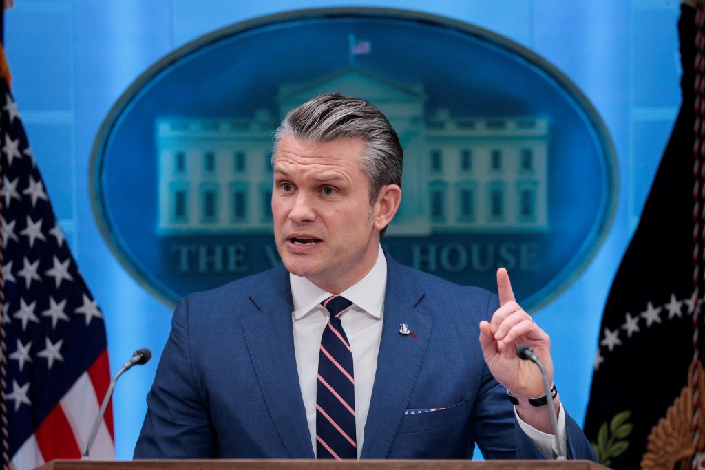 国防部长赫格塞斯表示，美军今天将对伊朗进行自行动开始以来最大规模的打击，并警告若伊朗不全面重新开放海峡，明天的攻击可能更加猛烈。路透社