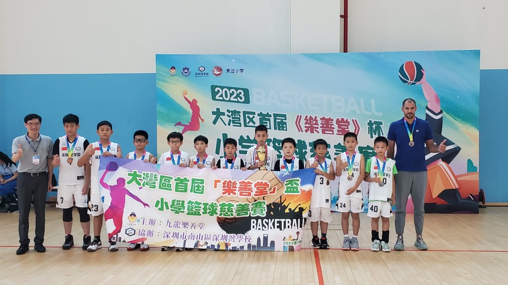 中联办新界工作部廖铭华处长颁发季军奖杯予深圳湾学校。