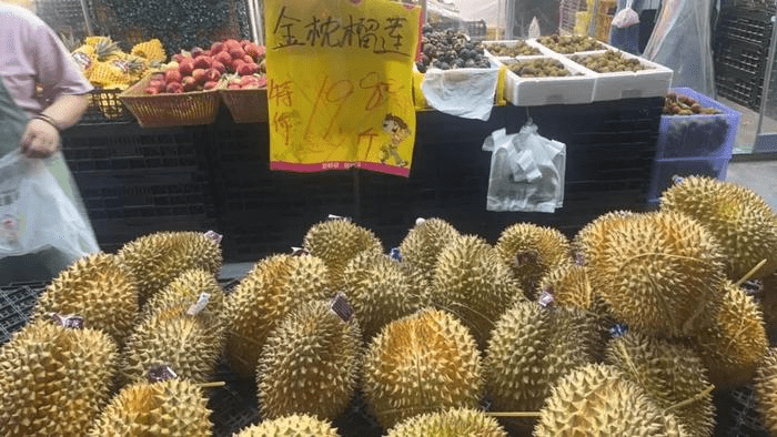 店家称有人一买就是两三个，说要放雪柜慢慢吃。
