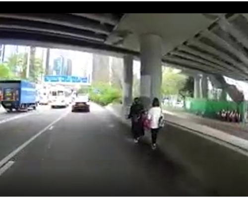 2女在公路上散步。影片截圖