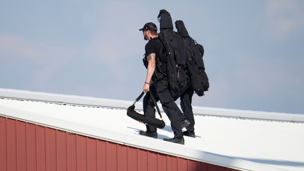 7月13日特朗普在賓夕法尼亞州發表講話前，有狙擊手在屋頂上做準備。 路透社