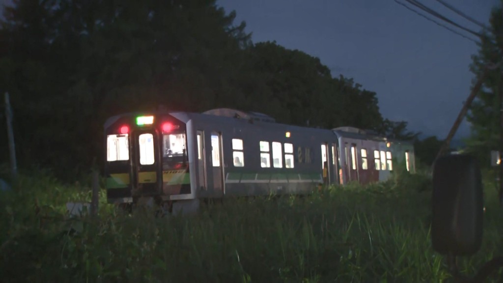 一輛載有5名中國籍遊客的私家車,昨日在JR富良野線平交道上,與列車發生相撞。AP片段截圖 一輛載有5名中國籍遊客的私家車,昨日在JR富良野線平交道上,與列車發生相撞。AP片段截圖