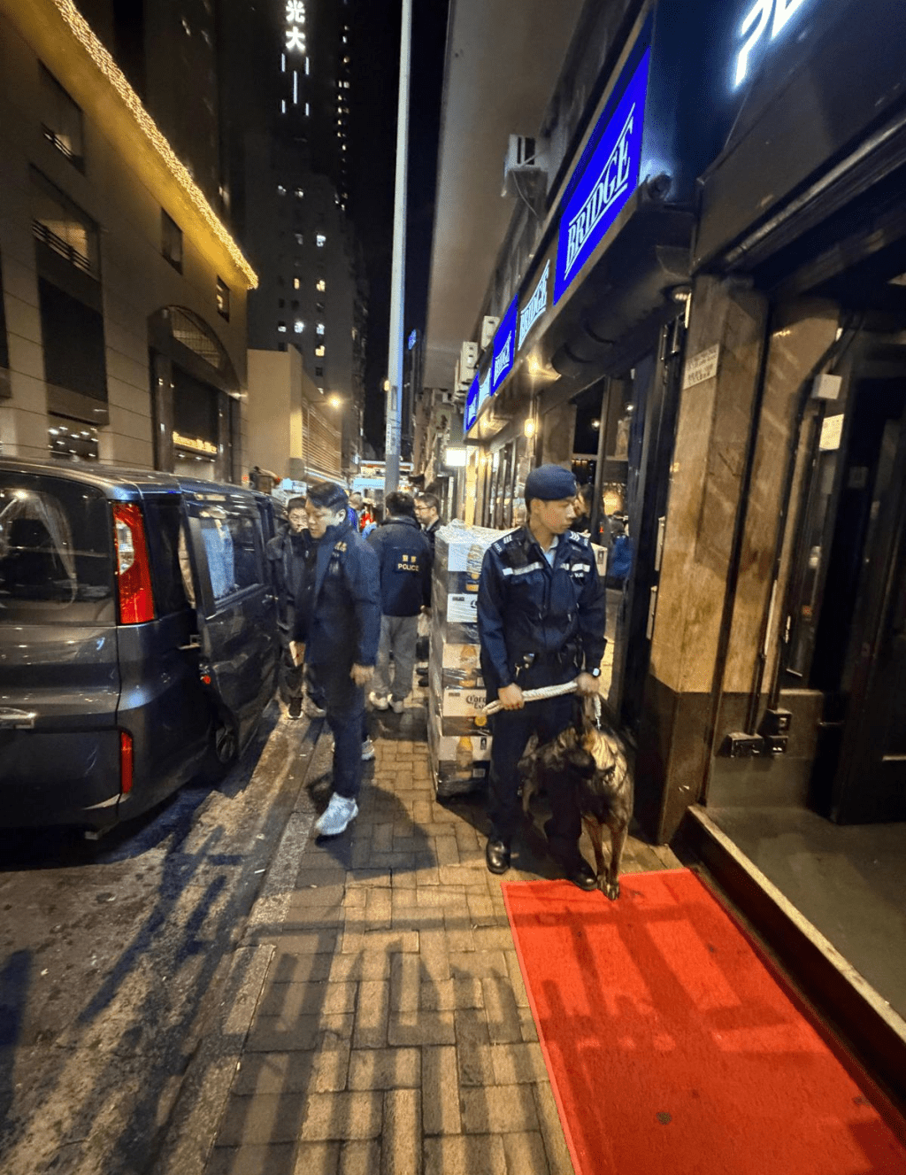 灣仔警區反三合會行動組人員昨日（12月23）晚上在區內打擊罪惡，行動代號「彩霞」。