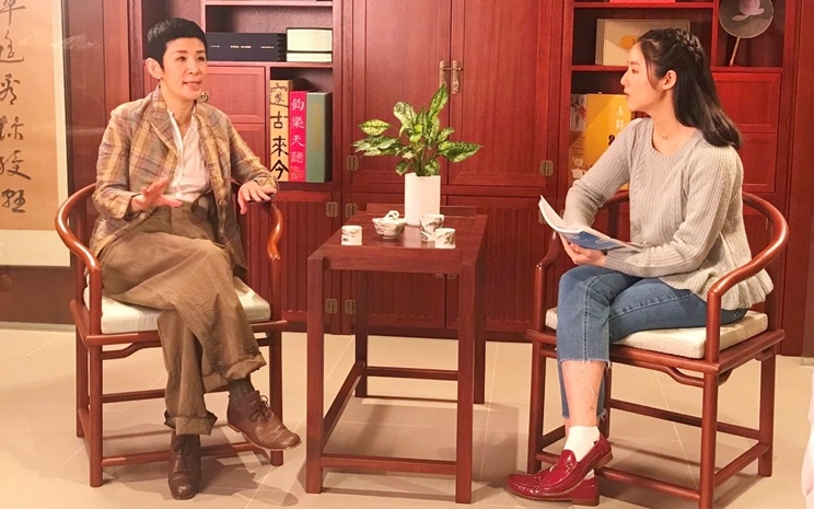 吳君如接受姚珏的17歲女兒魯麒創辦的網上學習平台訪問。