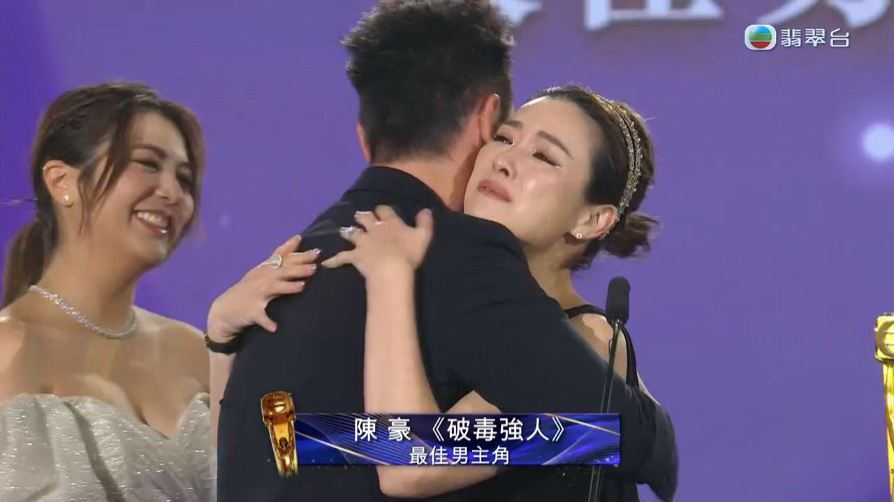 太太陳茵媺台上落淚。