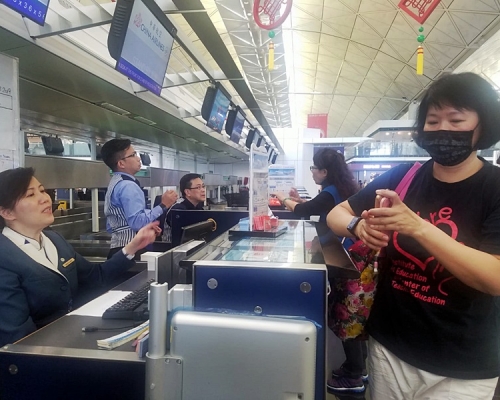 李小姐一大早前來機場向航空公司查詢,看看有否其他航班可補上。林思明攝
