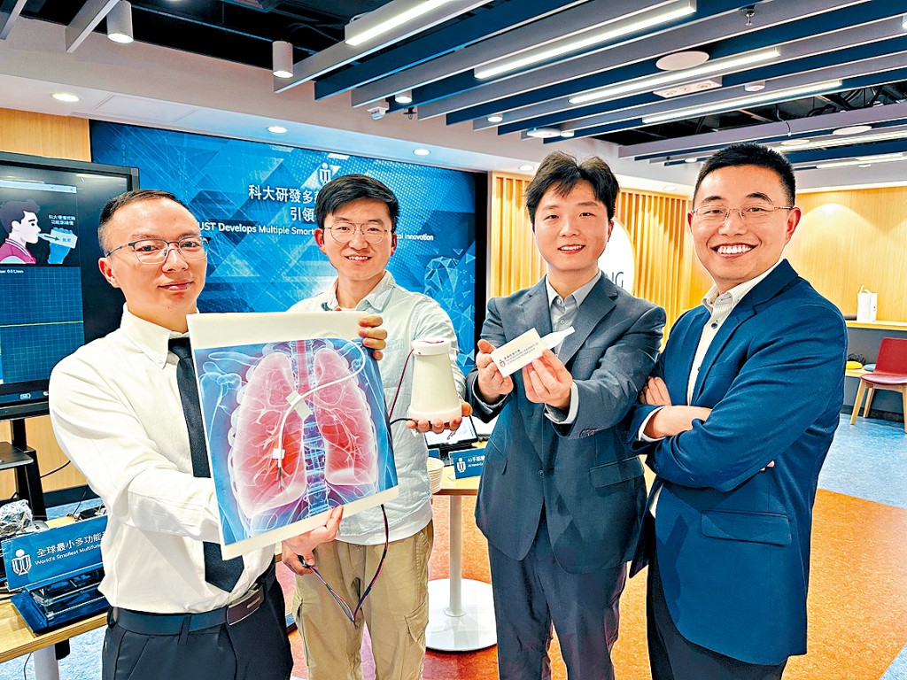 申亞京（右一）指，團隊研發的「AI家用肺部功能檢測儀」重量僅為一般智能手機的一半，方便新冠後遺症、慢性肺阻等患者在家中進行呼氣測試及訓練。