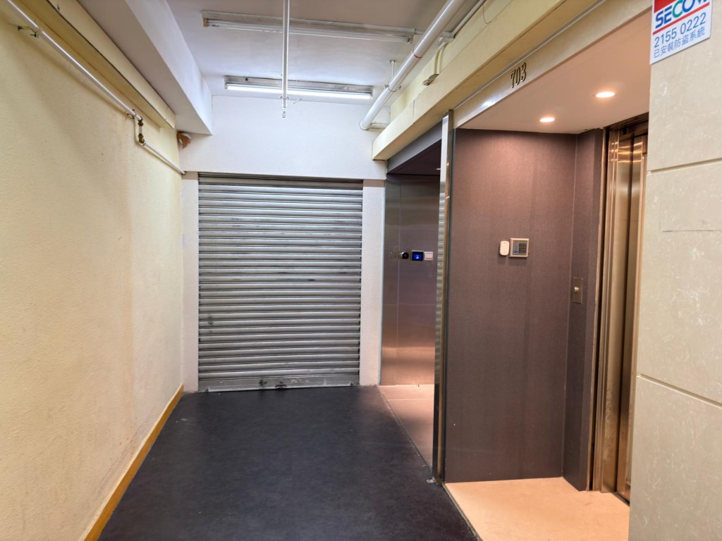 鴻毅建築師位於九龍灣的辦公室了解,發現鴻毅已拉上鐵閘。 鴻毅建築師位於九龍灣的辦公室了解,發現鴻毅已拉上鐵閘。