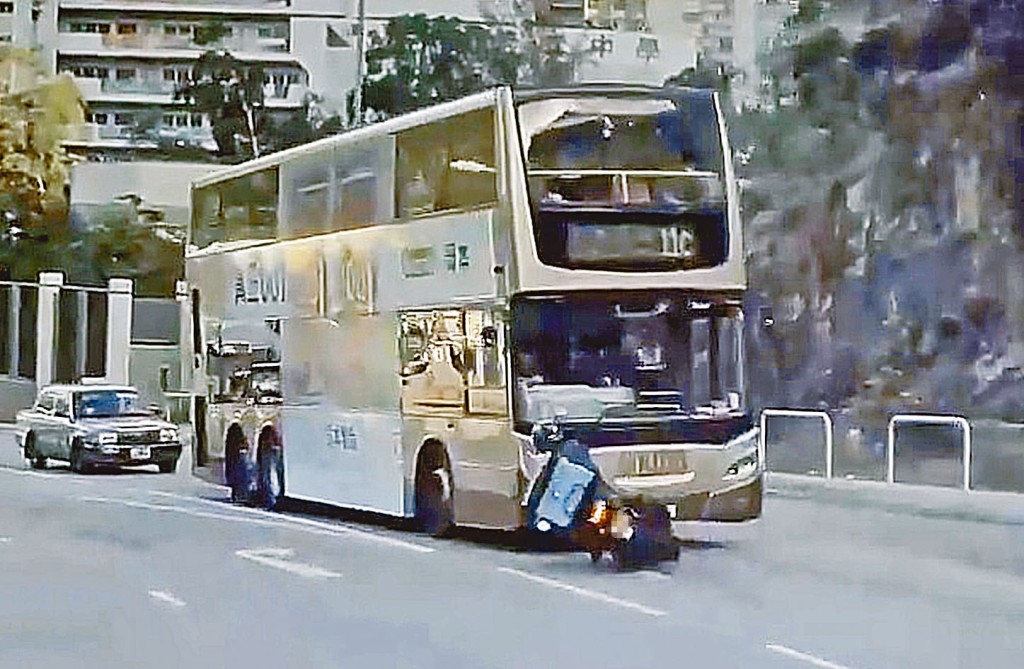 陳德明駕電單車疑失控越綫與巴士相撞，送院搶救後不治。