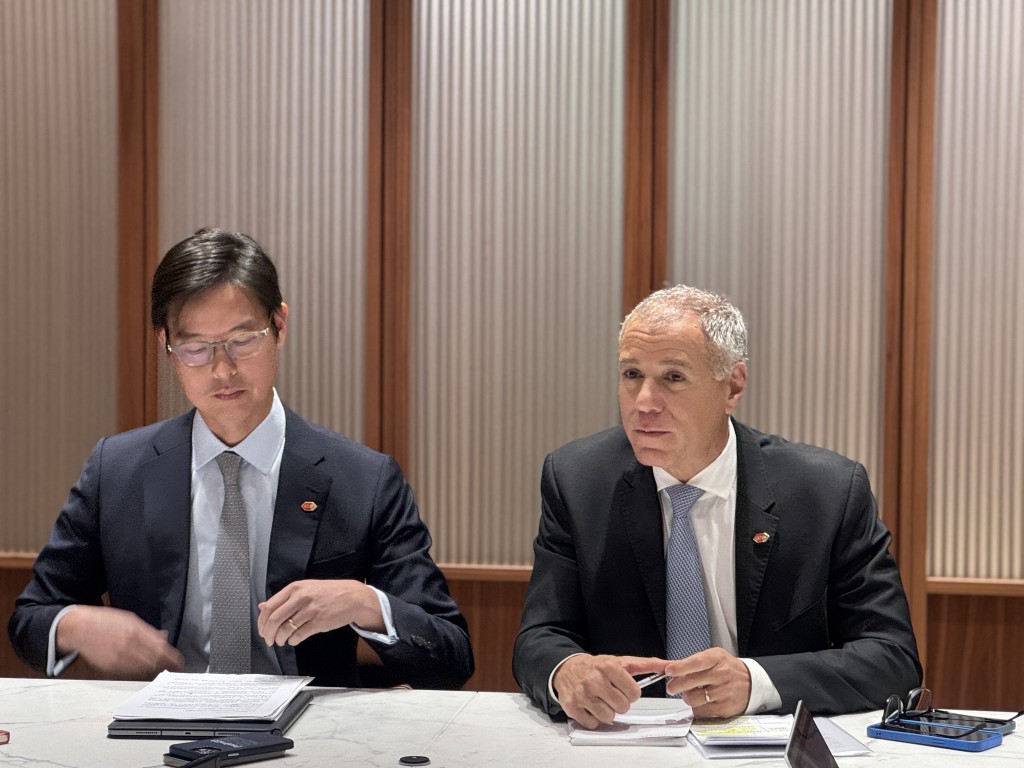 滙控行政總裁艾橋智（右）及滙豐亞洲及中東地區聯席行政總裁廖宜建（左）今日（9日）召開記者會作回應。