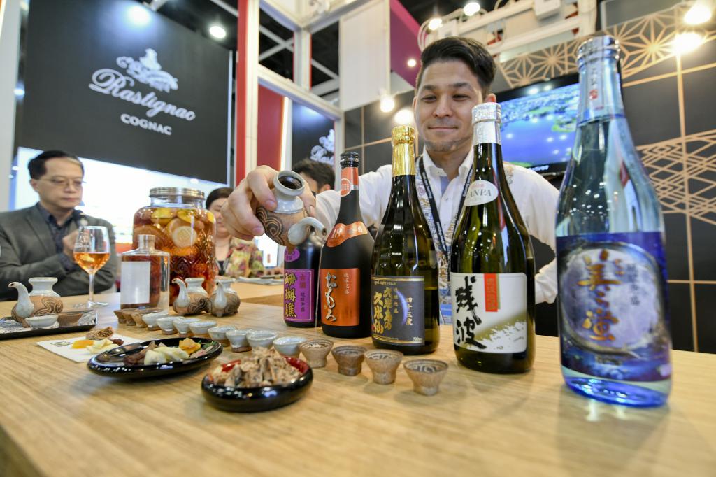 不少日本酒商在港參展，盼拓展海外市場。