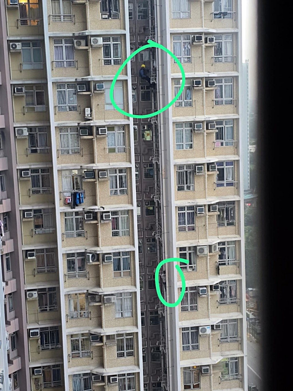消防游繩而下救人。fb:香港交通及突發事故報料區 消防游繩而下救人。fb:香港交通及突發事故報料區