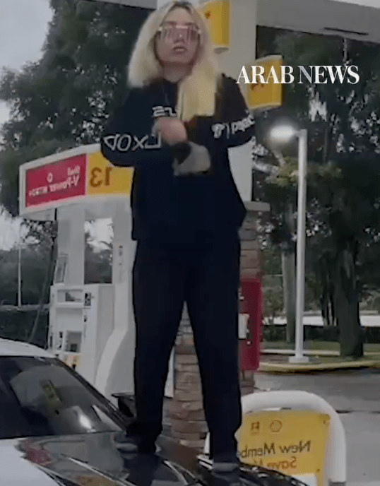 印尼11歲男童船頭熱舞走紅，掀全球模仿熱潮。影片截圖