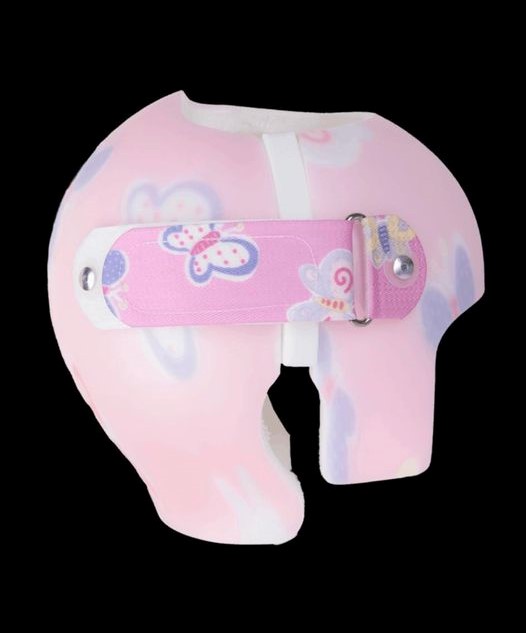 遺失的嬰兒頭部矯形頭盔淺粉紅色，有蝴蝶花紋。（受訪者提供）