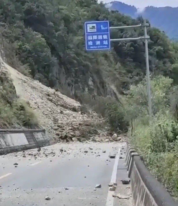 部分馬路在地震發生後被山泥石體封堵。網圖