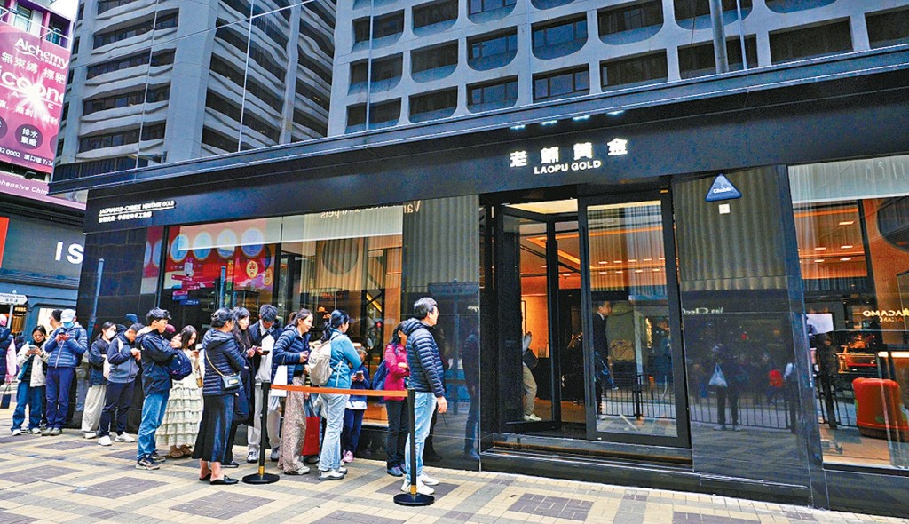 老鋪黃金周五將迎來上市滿12個月,12名主要股東合計持有約1.43億股將可解禁,佔總股本逾80%。