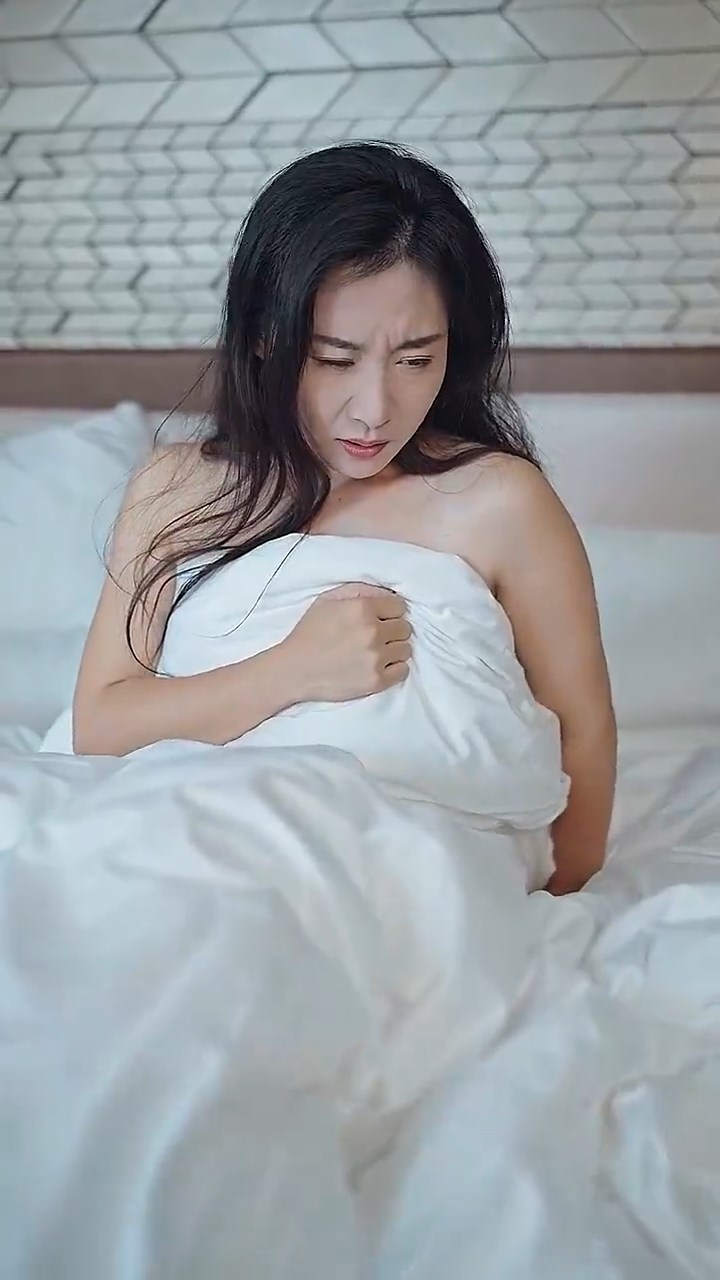 劇中二人意外發生一夜情關係。《女人四十好孕來襲》截圖