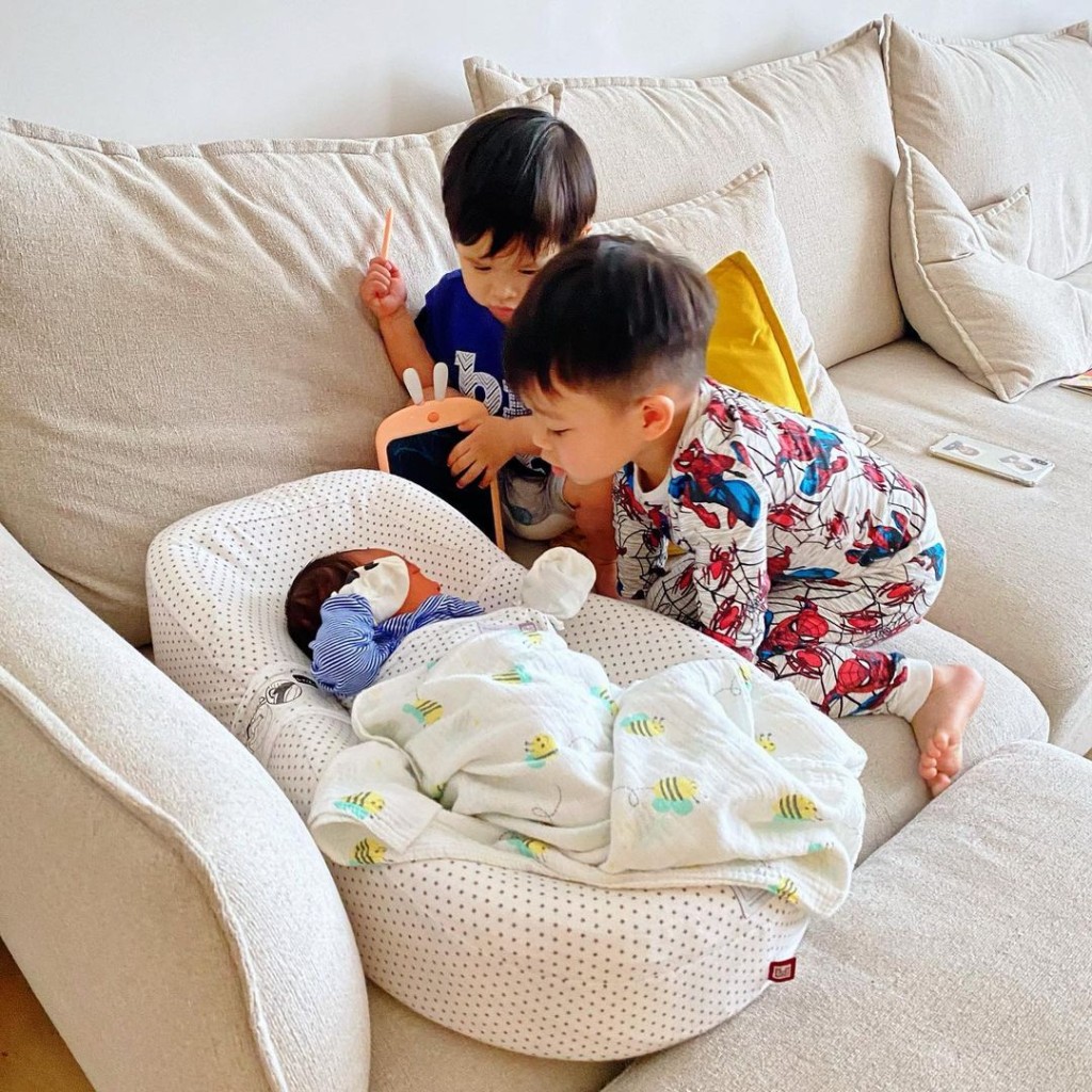從Phil分享的相片中,可見兩位哥哥Brendan和Ryan都對細佬充滿好奇和愛。