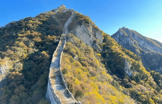 箭扣长城山势富于变化，很多地方未经开发，非常的险峻。