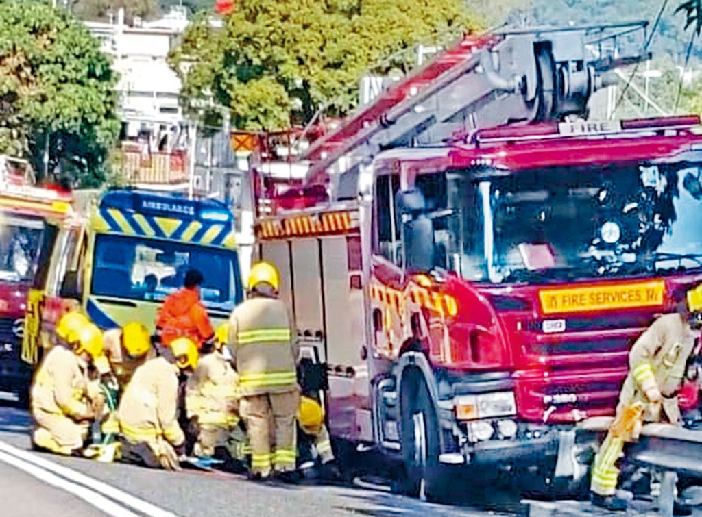 哥籍騎單車漢連人帶車捲入消防車底，消防員展開拯救。