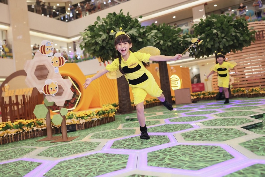 小朋友可飞到蜜蜂圆舞庭园、五感迷宫、花花世界、独居蜂屋滑梯及甜蜜蜂巢,通过五感体骇学懂蜜蜂知识。 小朋友可飞到蜜蜂圆舞庭园、五感迷宫、花花世界、独居蜂屋滑梯及甜蜜蜂巢,通过五感体骇学懂蜜蜂知识。