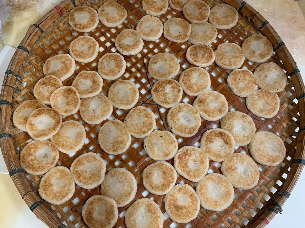 剛焗起的燒餅,香軟煙韌,街坊都愛大手購入。 剛焗起的燒餅,香軟煙韌,街坊都愛大手購入。