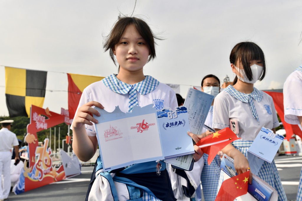 不少學生在艦上以儲印章「打卡」。