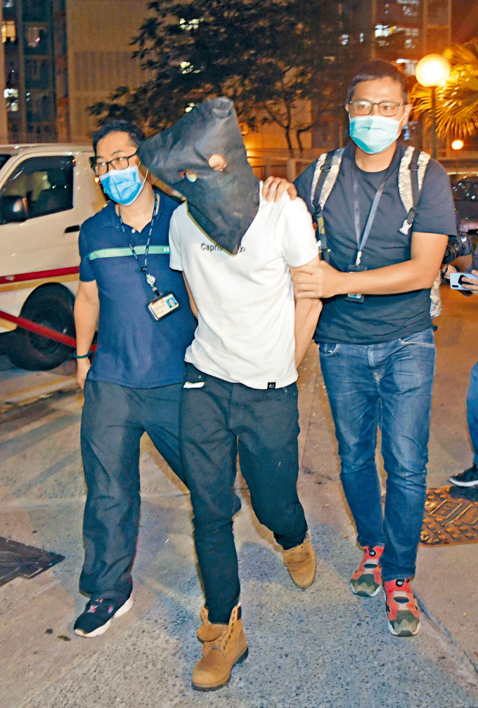 案中另一被告黃鈞華被捕。 資料圖片