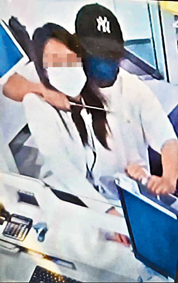 匪徒以牛肉刀挾持銀行女職員搶劫,女職員事後受輕傷送院治理。