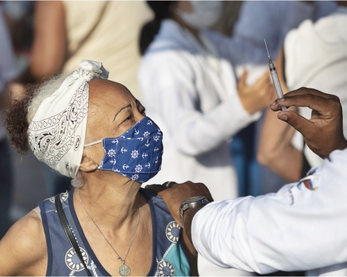 巴西有醫護人員誤為孕婦及兒童接種科興疫苗。AP資料圖片