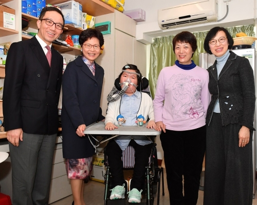 林鄭月娥(左二)、周佩珊(中)、陳肇始(右一)。政府新聞處圖片