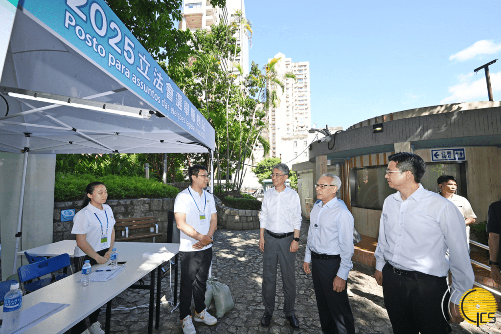 澳門特首岑浩輝視察選舉服務站。澳門新聞局圖片