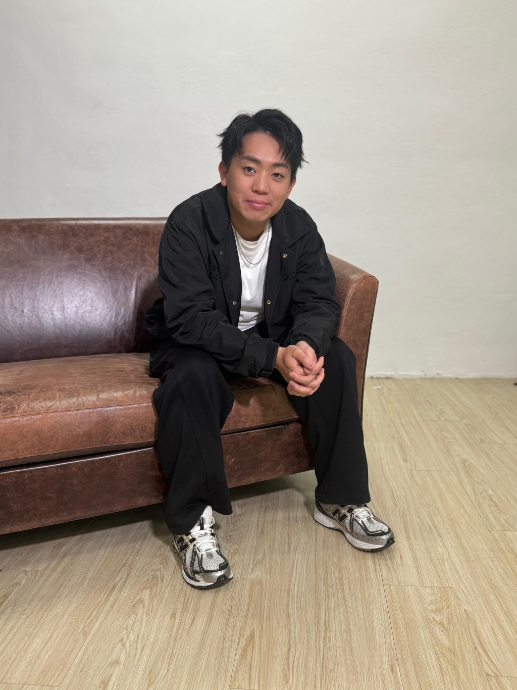 岑珈其是兩子之父，經濟壓力大。