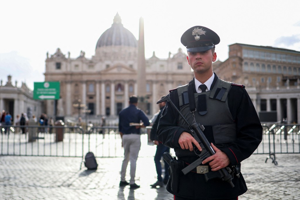梵蒂岡明起秘密會議選新教宗，聖伯多祿廣場加強保安。路透社