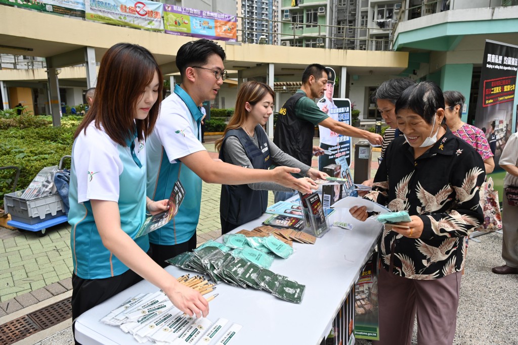 海關人員聯同Customs YES會員向居民宣揚反私煙信息。