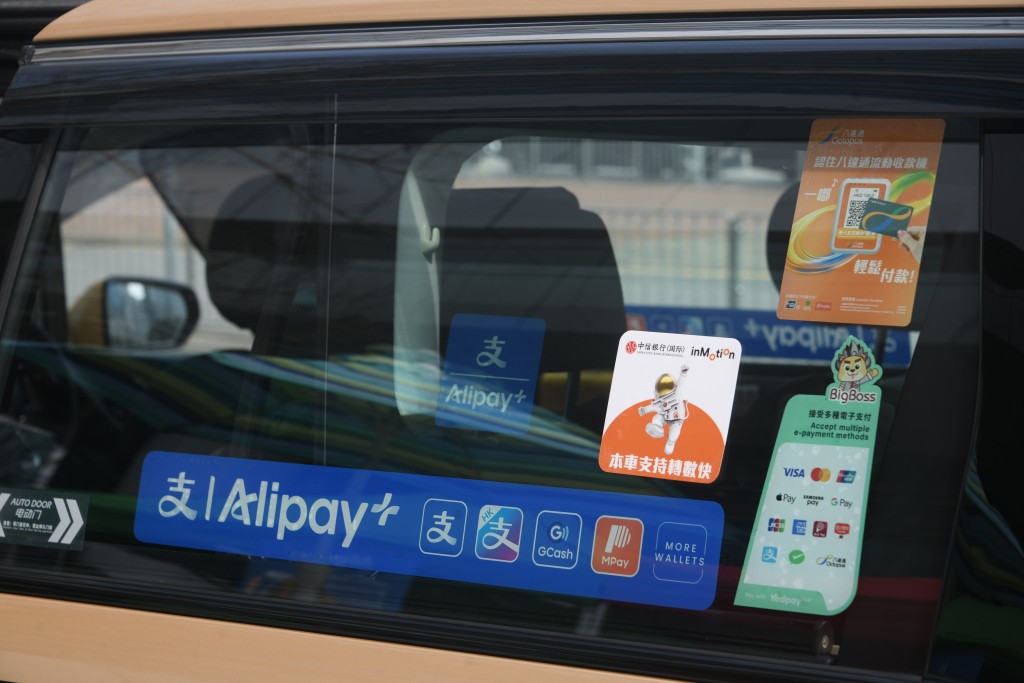 有司機稱電子支付有助吸引顧客。 有司機稱電子支付有助吸引顧客。