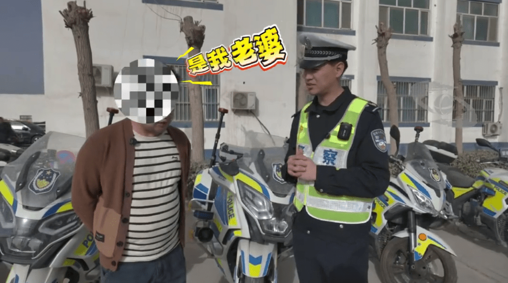 警员上前查问司机时,对话令人啼笑皆非。 警员上前查问司机时,对话令人啼笑皆非。